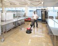Jednokotúčový čistiaci stroj VIPER LS160 v kuchyni